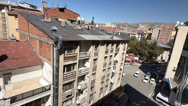 Elazığ'da 6 katlı binanın çatısında oluk temizleyen şahıs beline halat bağlayarak sarktı