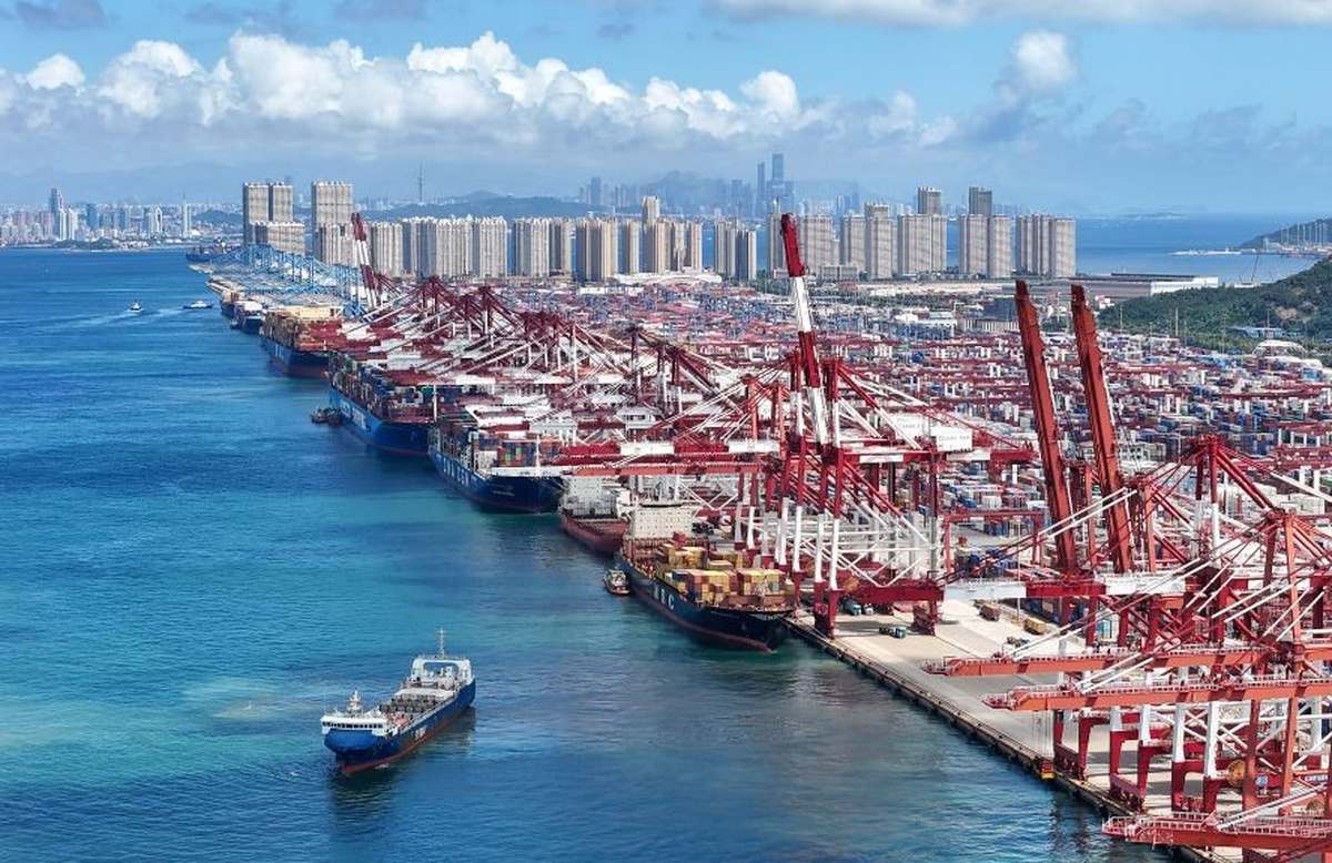 Çin\'in Qingdao Limanı\'nda tamir için demirleyen yabancı kargo gemisinde yangın çıktı