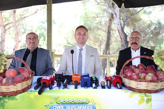 Çivril'de tarım krizi masaya yatırıldı, kiraz üreticisi ağaç söktü