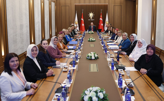 Cumhurbaşkanı Erdoğan, partisinin kadın belediye başkanlarıyla bir araya geldi