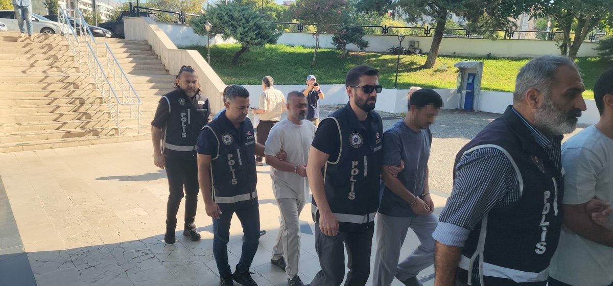 Datça açıklarında yakalanan 9 FETÖ şüphelisi ile tekne kaptanı adliyeye sevk edildi