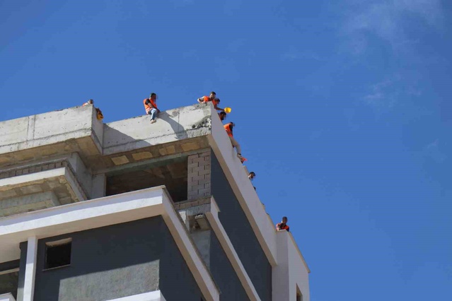 Denizli'de çatıdaki işçilerin eylemi sözleşmeyle bitti, alacaklar ödendi
