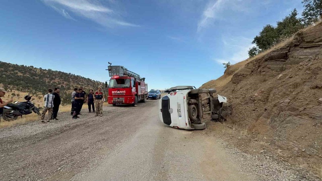 Hakkari Derecik'te takla atan otomobilde yaralanan sürücünün eşinin hayati tehlikesi var