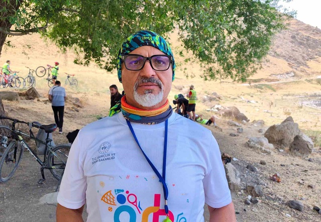 Tatvan'da 20 sporcu Van Gölü kıyısındaki İncekaya'ya pedal çevirdi