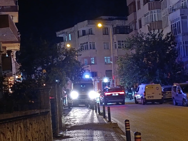 Düzce Akçakoca'da apartmanın giriş katında çıkan yangın itfaiye ekiplerince söndürüldü