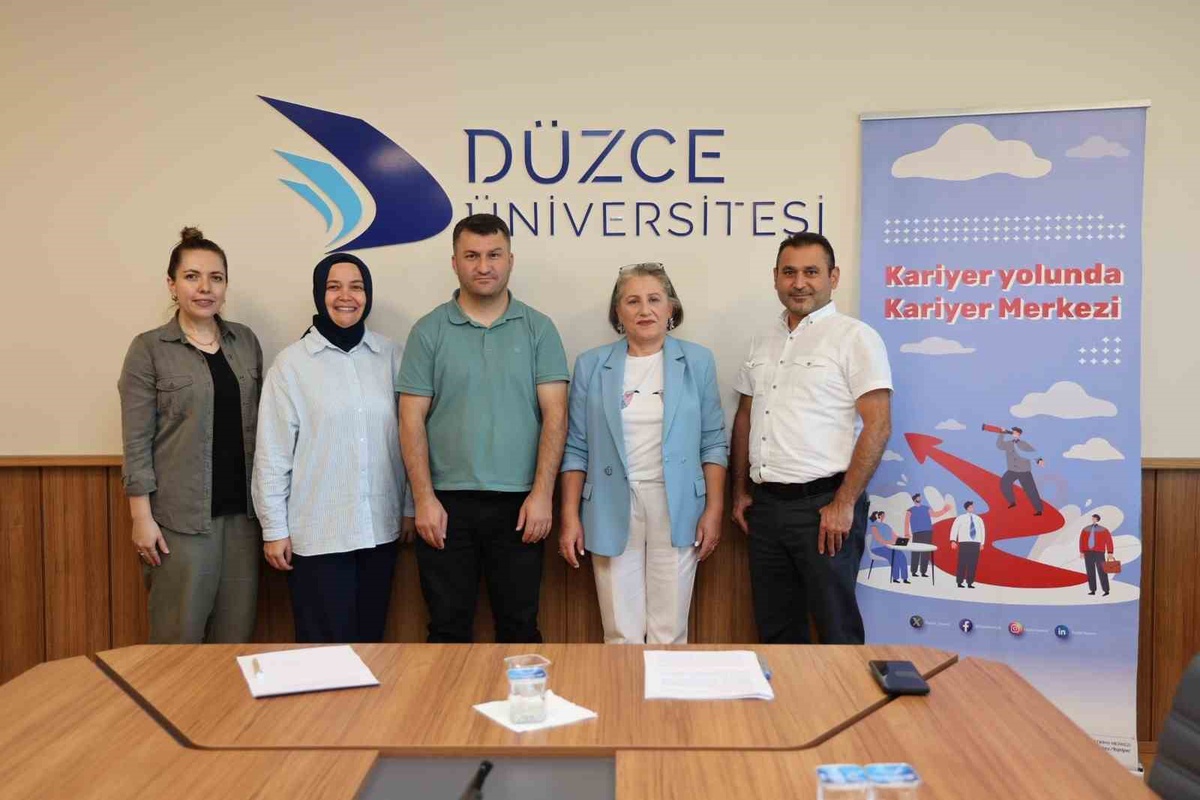Düzce Üniversitesi yeni öğrencilere öğrencilik süreçlerini canlı yayında anlattı
