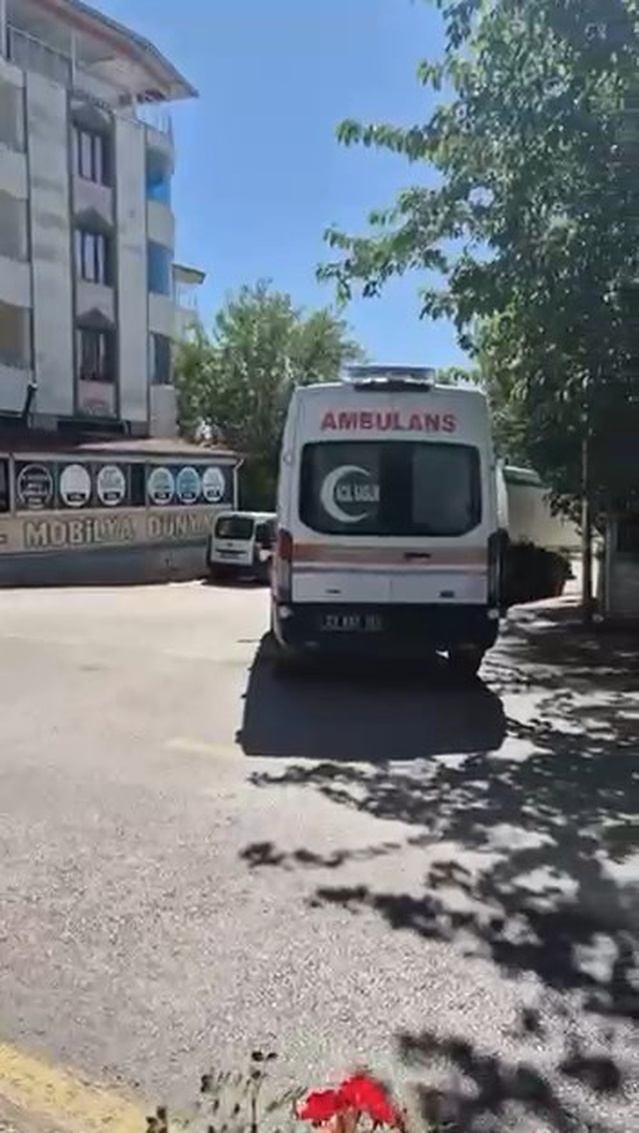 Elazığ'da yolun karşısına geçmeye çalışan 70 yaşındaki adam aracın çarpmasıyla hayatını