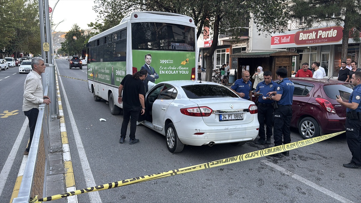 Erzincan\'da belediye otobüsüne çarpan otomobilin sürücüsü ağır yaralandı