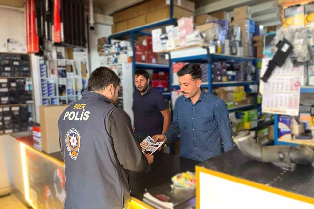 Erzincan'da polis esnaf ve vatandaşları siber suçlara karşı SİBERAY ile bilinçlendirdi