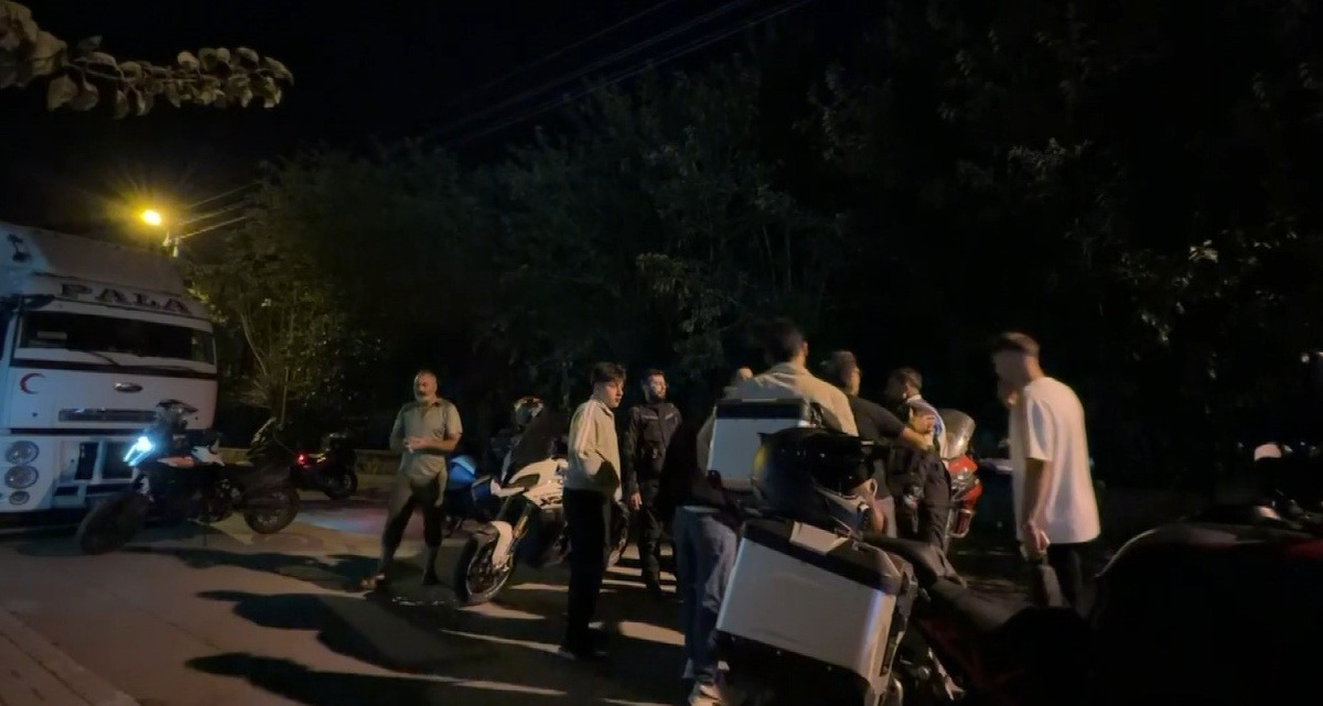 Erzincan\'da yolu kapatan tır nedeniyle motosikletli grup ve okul idarecileri polis merkezine