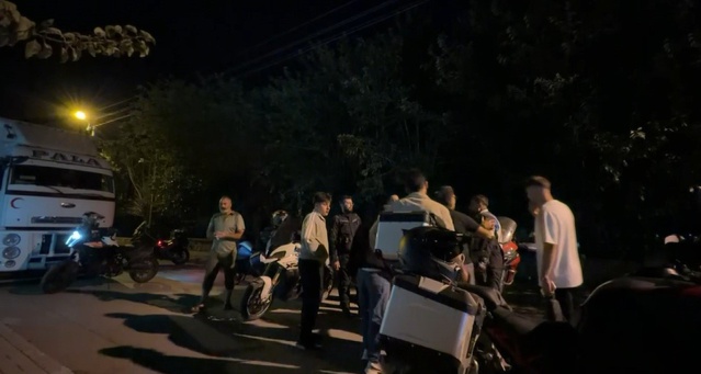 Erzincan'da yolu kapatan tır nedeniyle motosikletli grup ve okul idarecileri polis merkezine