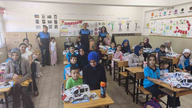 Erzincan'da polisler ilkokul öğrencilerini ziyaret edip yeni eğitim yılında hediye verdi