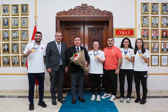 Erzincan Valisi, Akdeniz Oyunları'nda 5 altın madalya kazanan sporcuları ağırladı