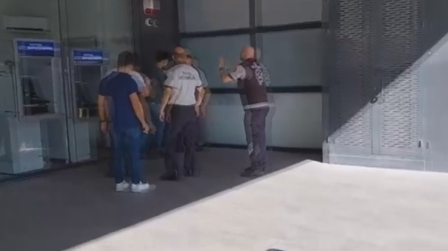 Esenyurt'ta bıçaklı saldırganı çevredekiler durdurdu, kavga kamerada