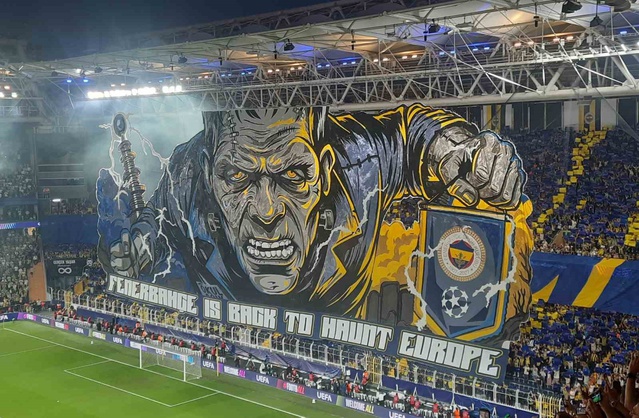 Fenerbahçe taraftarı Roma maçında Avrupa'ya korku salan koreografi açtı