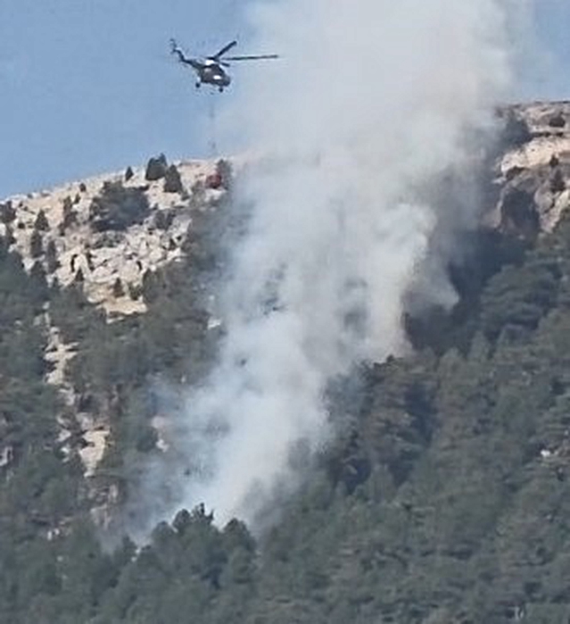 Fethiye Nif Mahallesi'nde orman yangınına hava araçlarıyla müdahale sürüyor