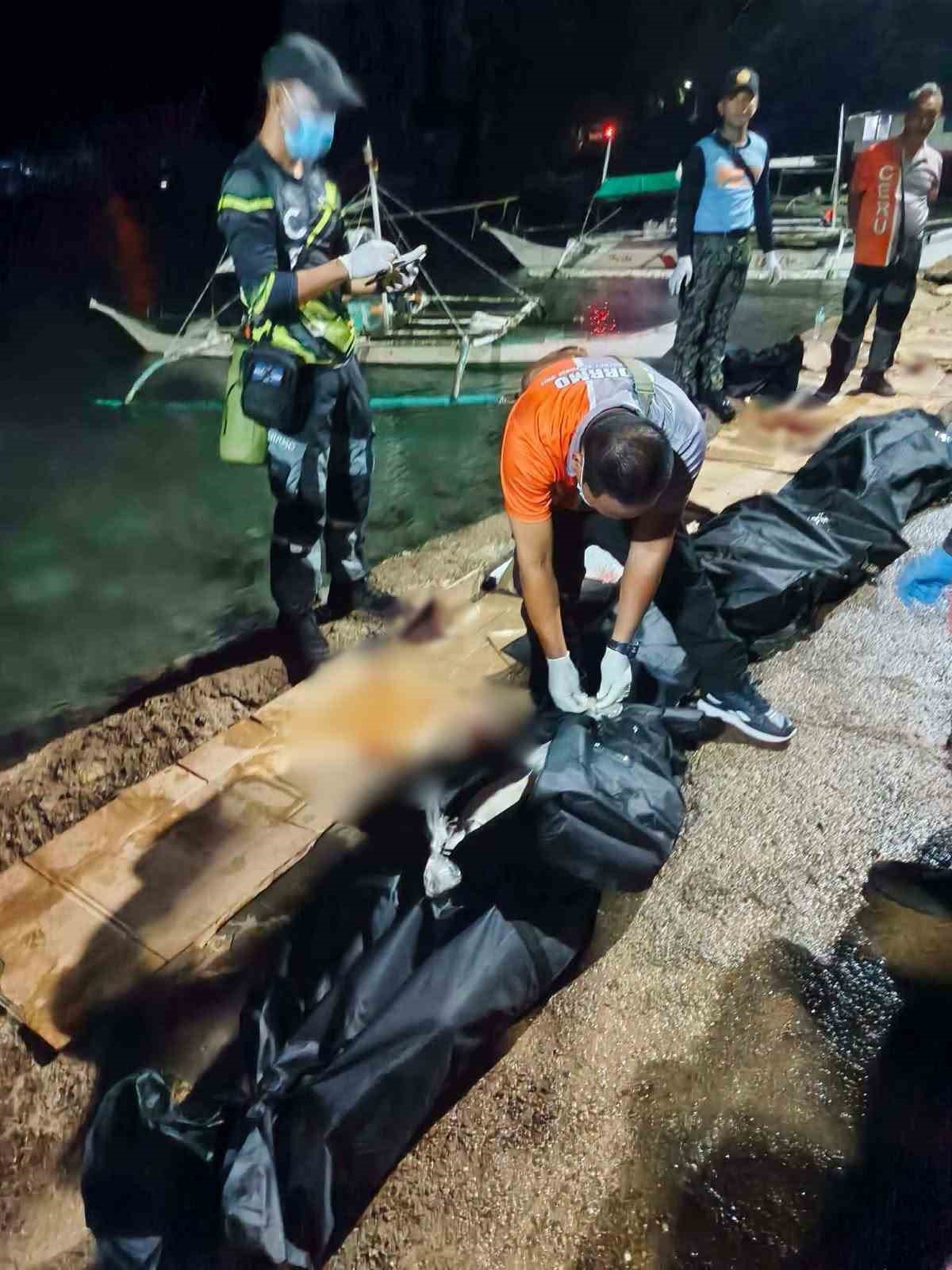 Filipinler\'de Coron açıklarında feribotta yangın çıktı, 5 kişi öldü