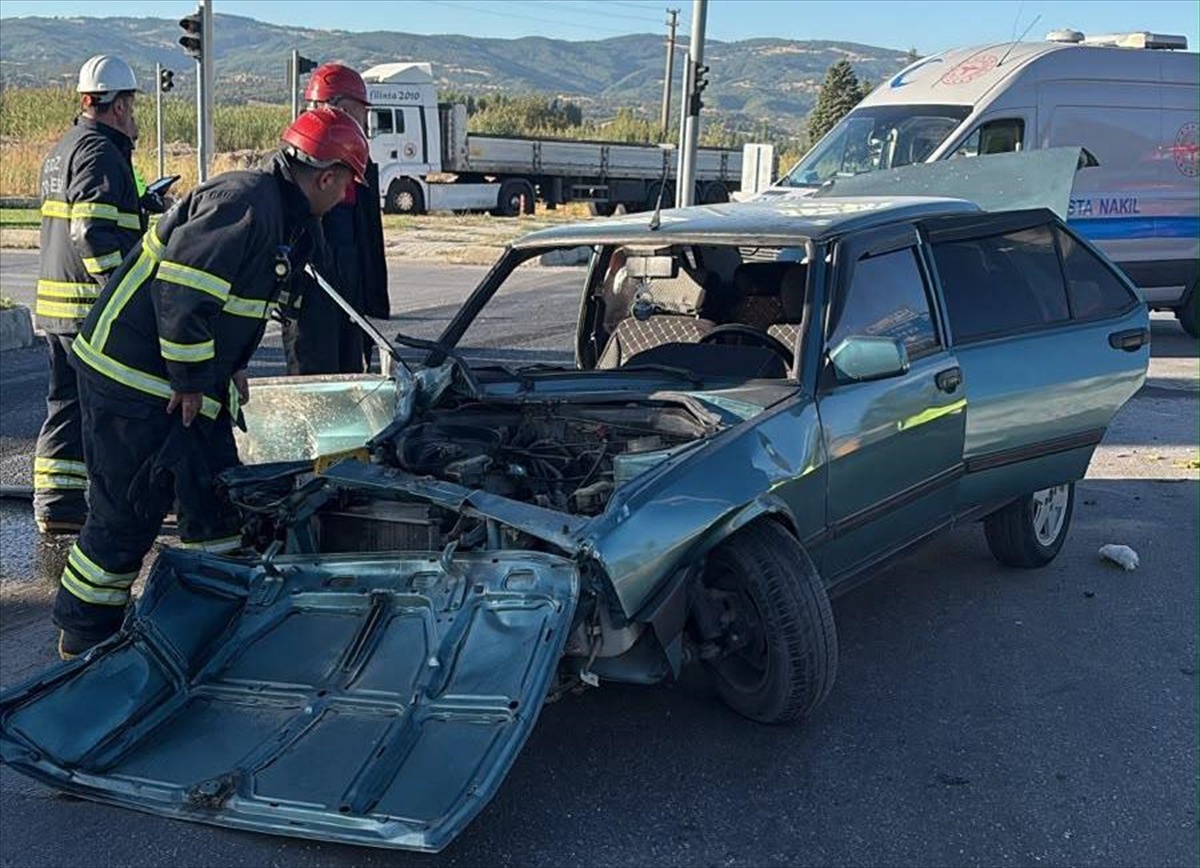 Kütahya Gediz'de otomobil ile tır çarpıştı, 1 kişi ağır yaralandı