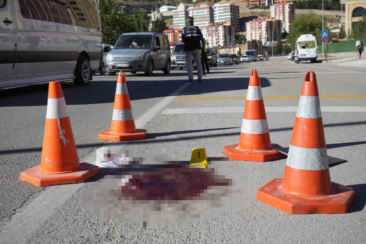 Gümüşhane\'de otomobil yayaya çarptı, yaralanan kişi hastaneye kaldırıldı
