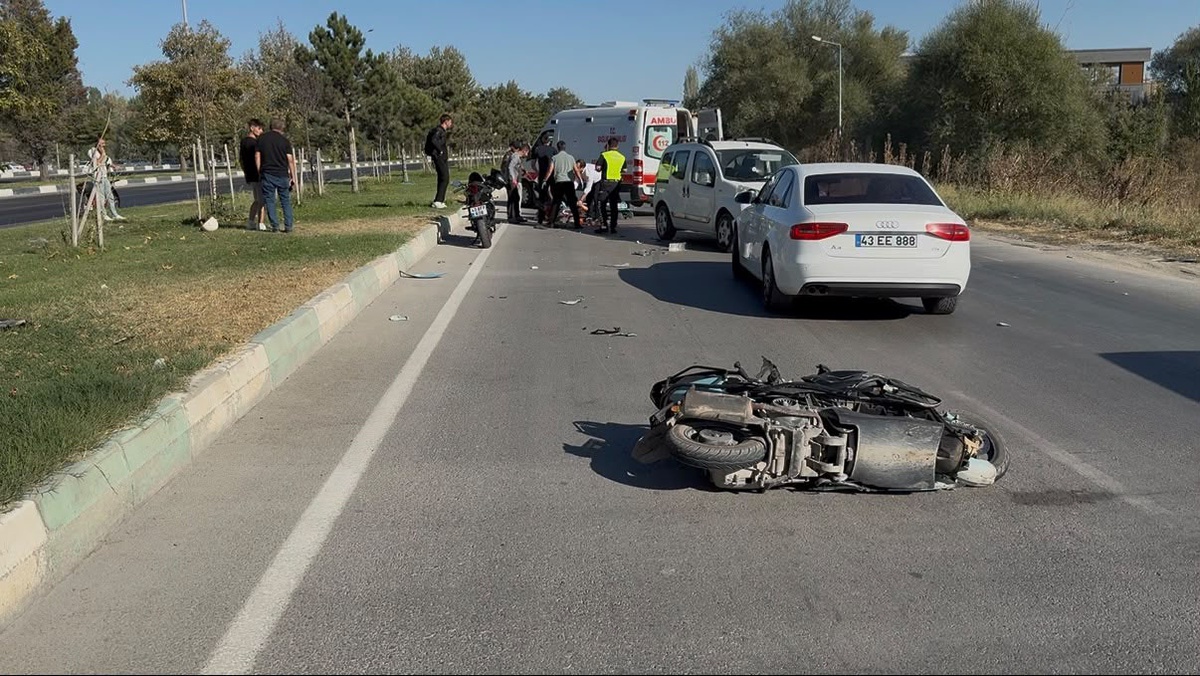 Kütahya'da hafif ticari araçla çarpışan motosiklet sürücüsü hayatını kaybetti