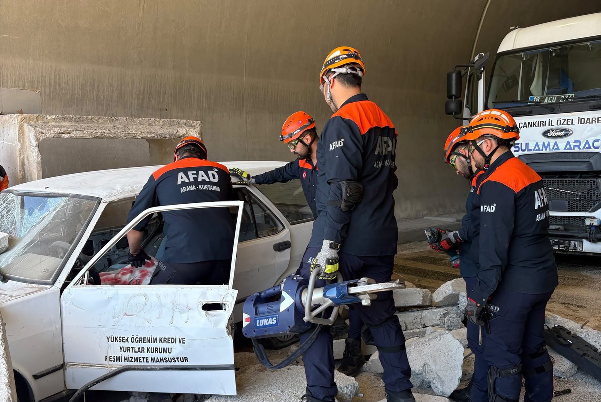 Çankırı\'da Ilgaz Tüneli\'nde deprem senaryolu göçük, kaza ve yangın tatbikatı yapıldı