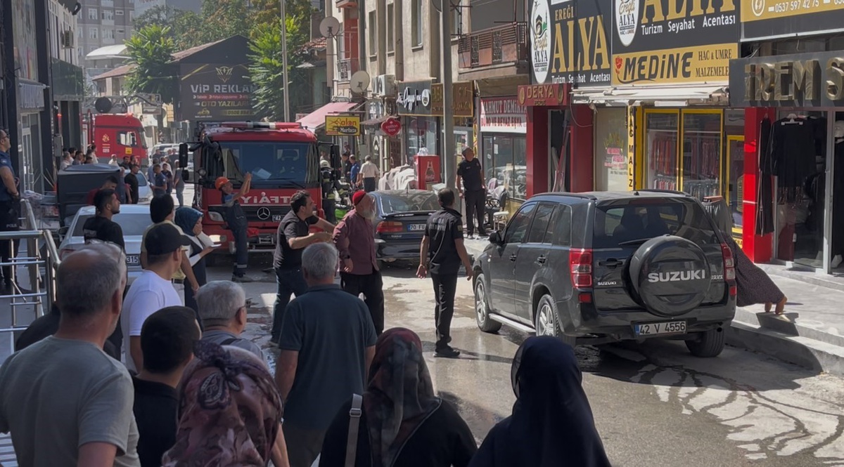 Konya Ereğli\'de iş yerinde tüp patladı, sokaktaki kalabalık panikle kaçıştı