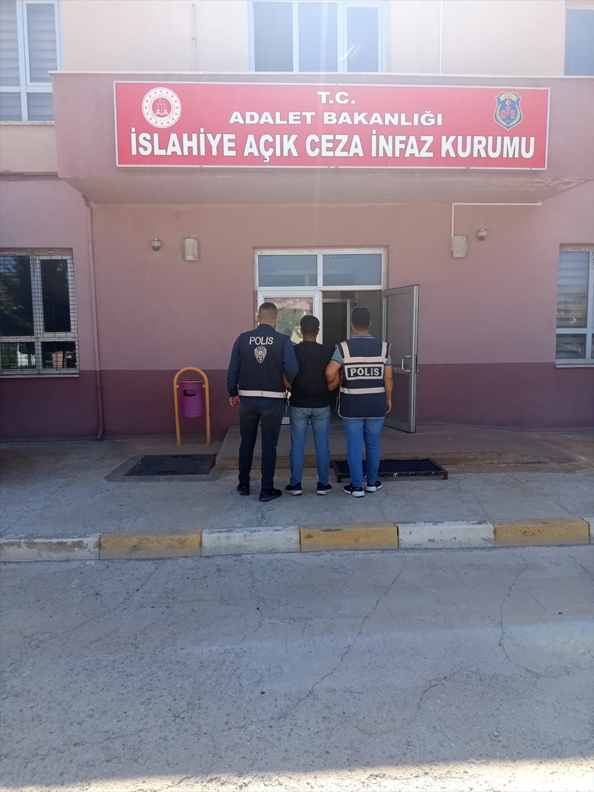 Gaziantep İslahiye\'de 2 hükümlü yakalandı, cezaevine teslim edildi