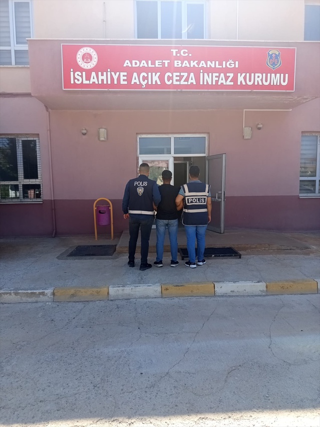 Gaziantep İslahiye'de 2 hükümlü yakalandı, cezaevine teslim edildi