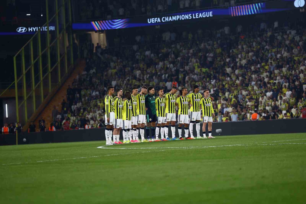 Fenerbahçe Roma maçına Beşiktaş derbisine göre 4 değişiklikle çıktı