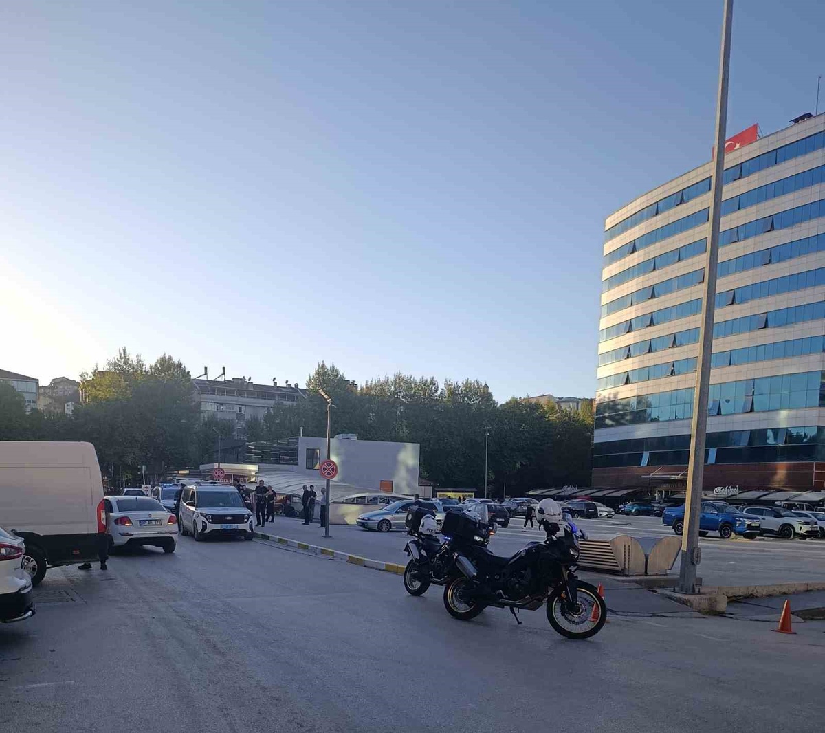 Kastamonu Belediyesi önünde silah ve kılıçla eylem yapan şahıs gözaltına alındı