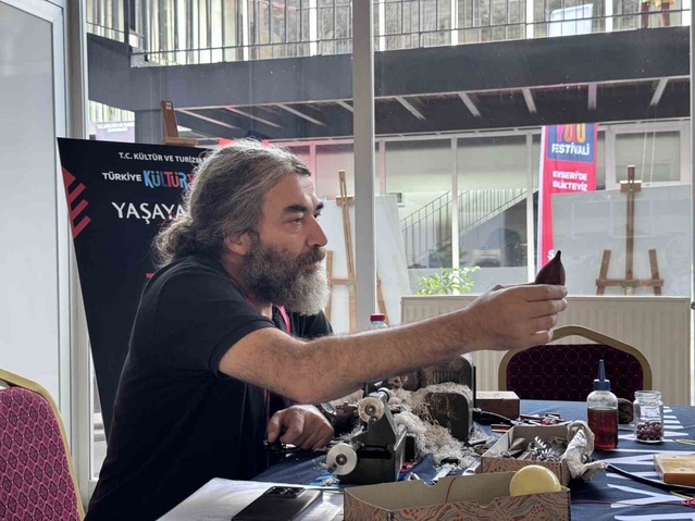 Kayseri'de tespih atölyesinde ustasından ölçü ve sabır tavsiyesi