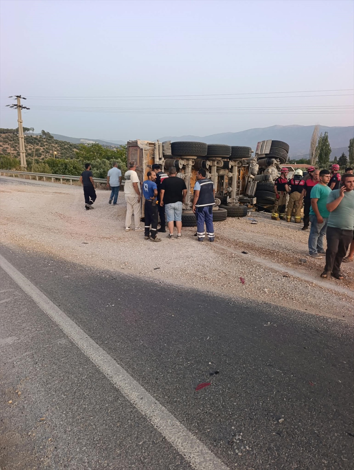 İzmir Ödemiş\'te tır ile hafif ticari araç çarpıştı, 4 kişi yaralandı
