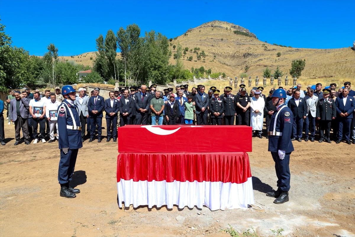 Kalp krizi geçiren güvenlik korucusu Demir, Bingöl Solhan'da defnedildi