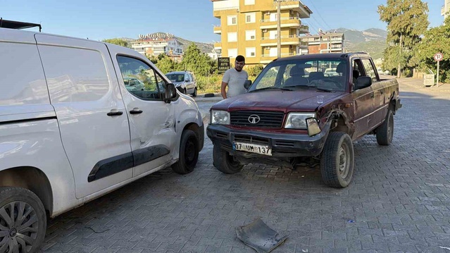 Antalya Gazipaşa'da zincirleme kazada otomobil ters döndü, 1 kişi yaralandı