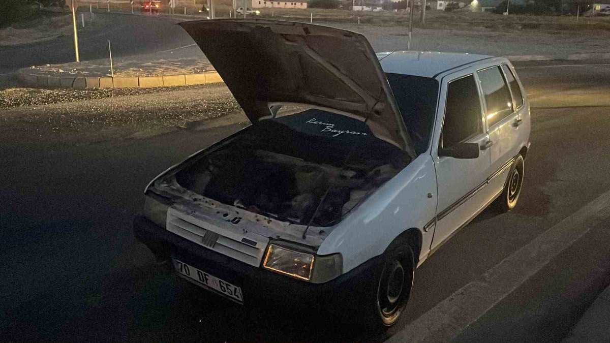 Karaman\'da seyir halindeki otomobilin motoru alev aldı, sürücü yangını söndürdü