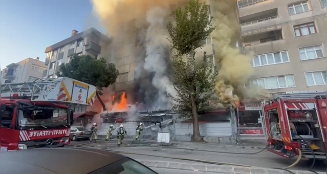 Kartal Orhantepe'de markette çıkan yangın binaya sıçradı, iş yeri kullanılamaz hale geldi