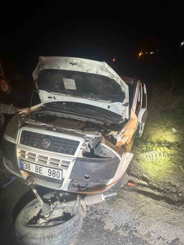 Kayseri Kocasinan'da hafif ticari araç ile otomobil kafa kafaya çarpıştı, 2 sürücü yaralandı