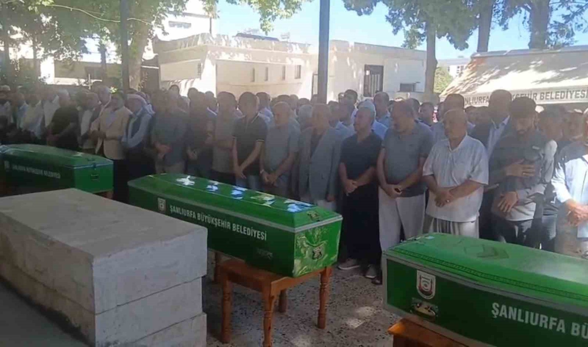 Şanlıurfa\'nın Bozova ilçesinde kazada ölen anne, baba ve 2 çocuk yan yana defnedildi