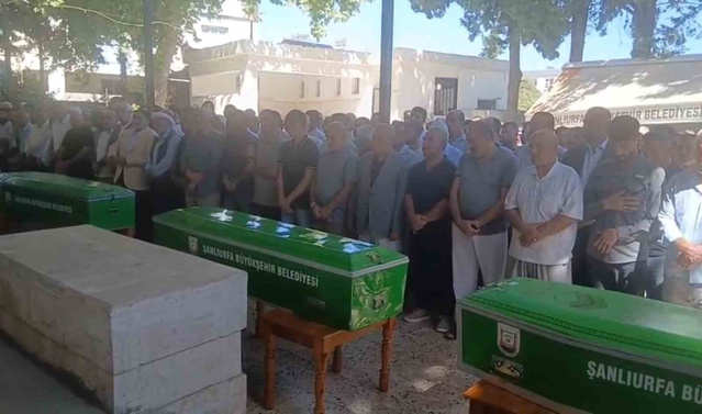 Şanlıurfa'nın Bozova ilçesinde kazada ölen anne, baba ve 2 çocuk yan yana defnedildi
