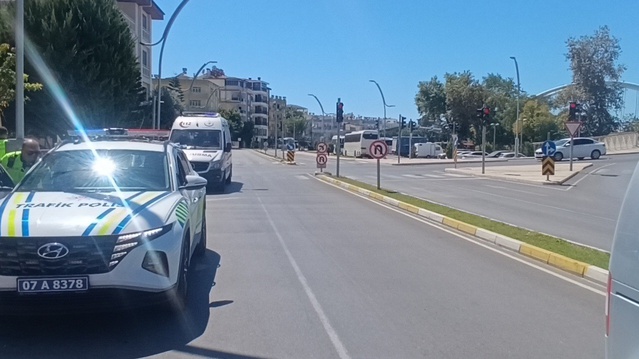 Manavgat'ta motosiklet sürücüsü devrildi, otomobil sürücüsü yardım etmeden kaçtı