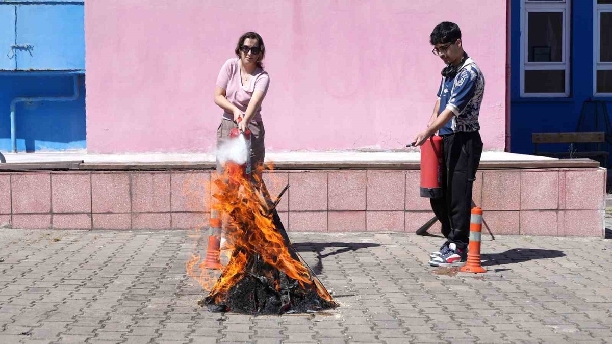 KBÜ Tıp Fakültesinde deprem ve yangın senaryolu karma tatbikat başarıyla yapıldı