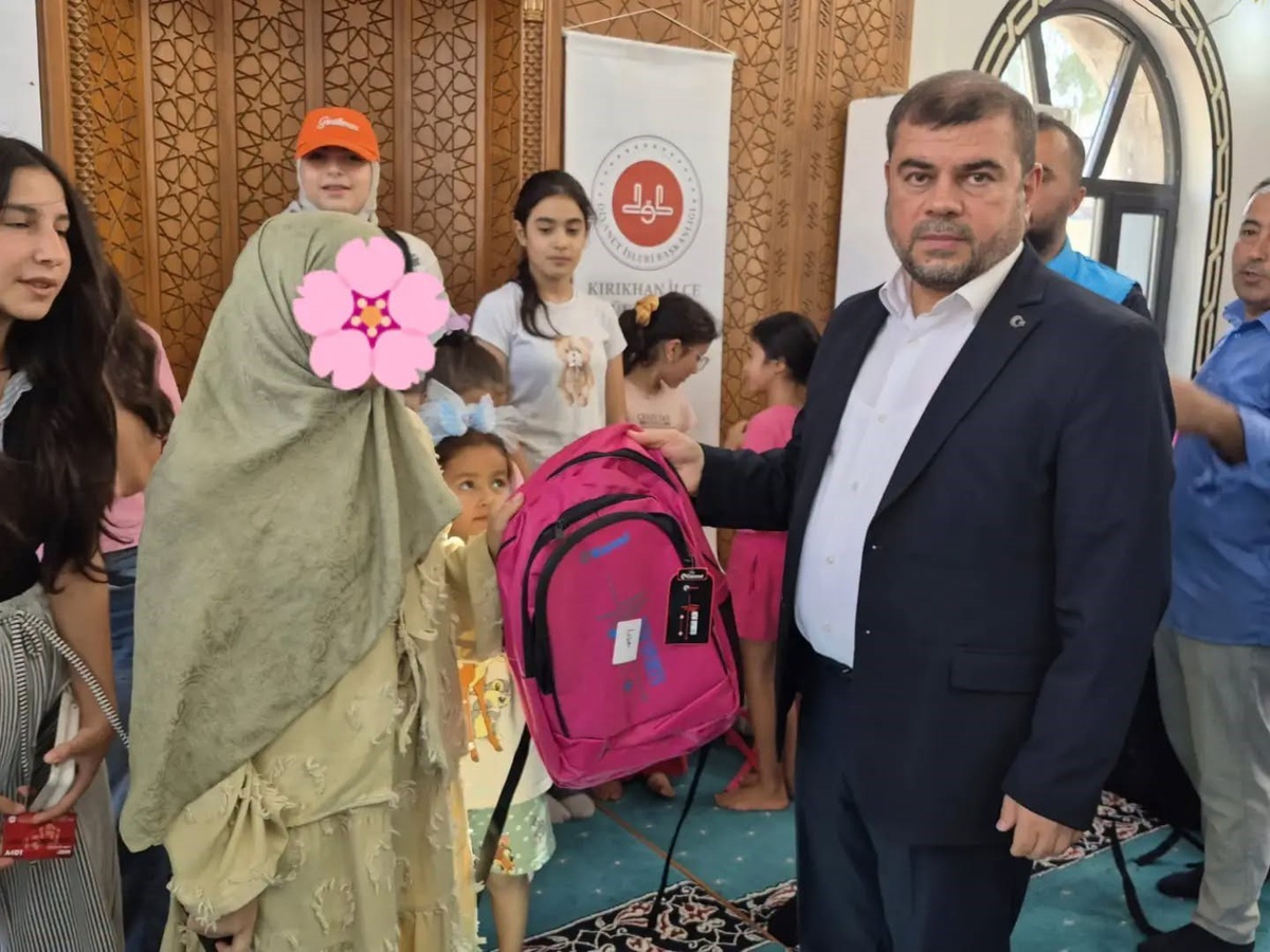 Kırıkhan\'da ebeveyn kaybı yaşayan 200 çocuğa eğitim seti dağıtıldı