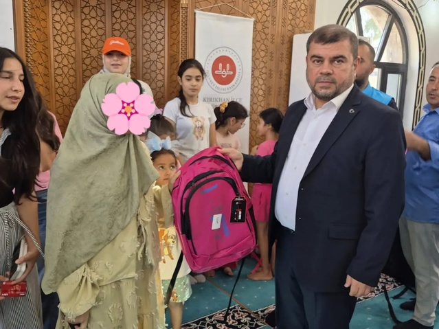 Kırıkhan'da ebeveyn kaybı yaşayan 200 çocuğa eğitim seti dağıtıldı
