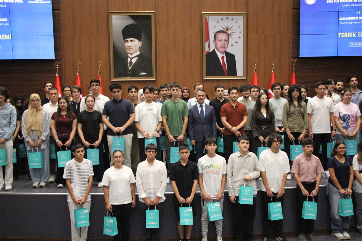 Kocaeli Valiliği YKS ve LGS başarılı 115 öğrenciyi ödüllendirdi