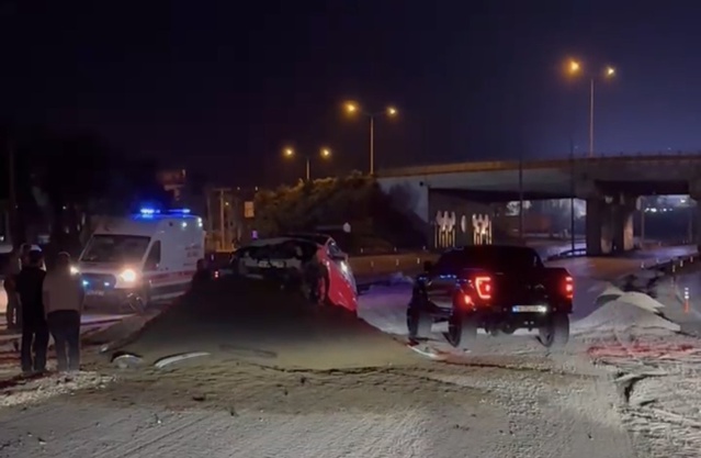 Bursa Mudanya'da otomobil kontrolden çıkıp toprak rampaya tırmandı