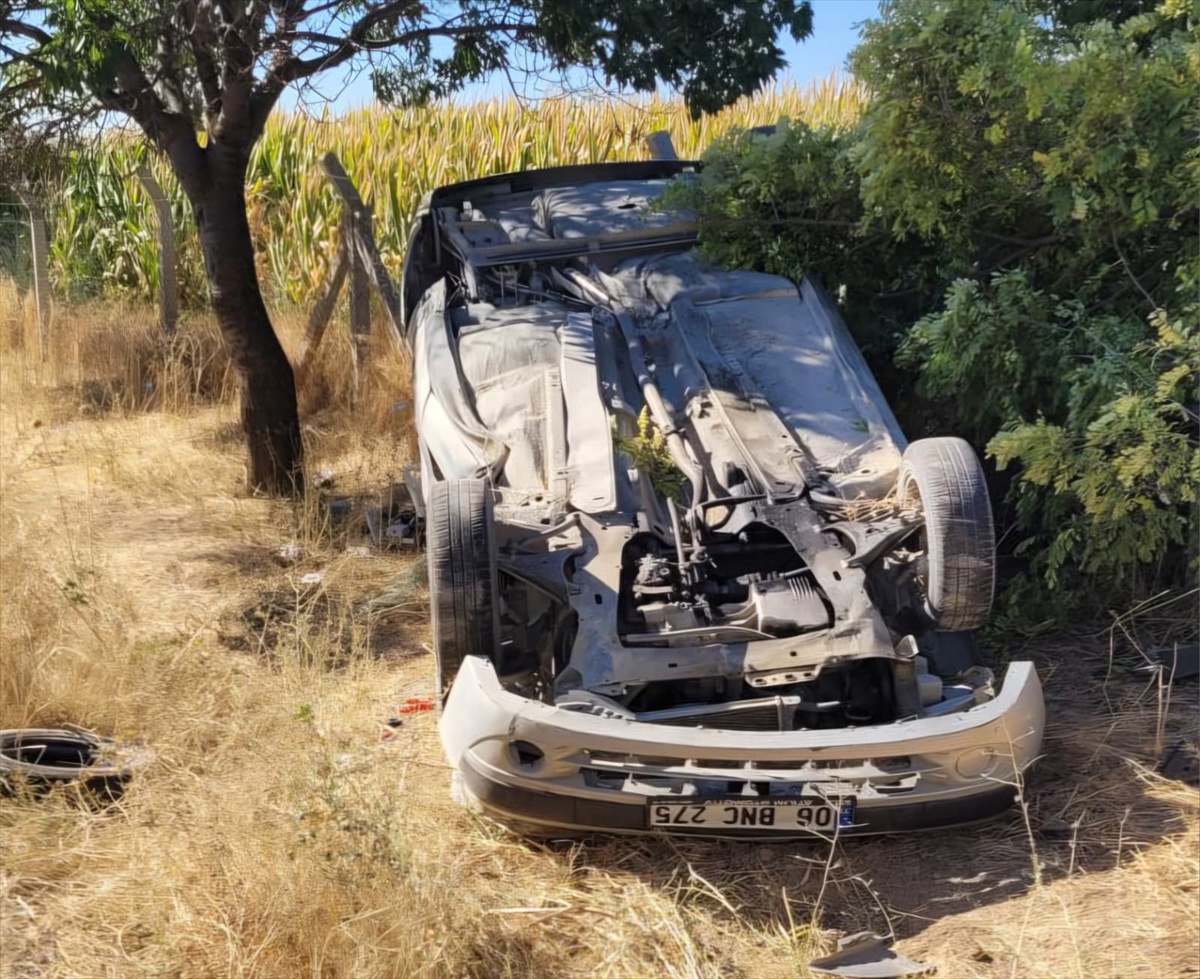 Konya Kulu\'da şarampole devrilen otomobildeki 2 kardeş yaralandı