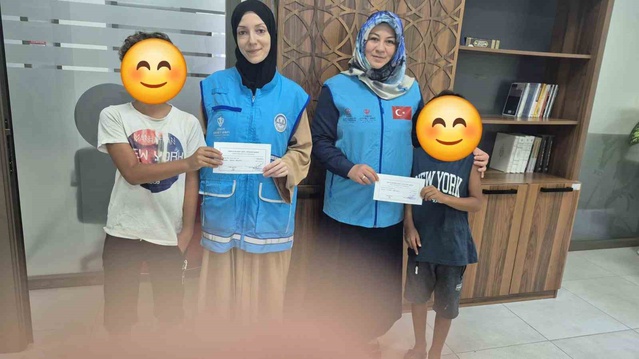 Köyceğiz'de ihtiyaç sahibi öğrencilere kırtasiye hediye çeki verildi