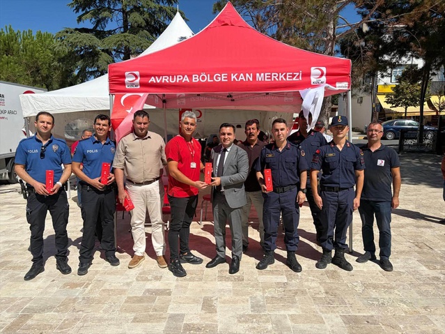 Lalapaşa Kaymakamlığı önünde Kızılay kan bağışı kampanyası düzenlendi