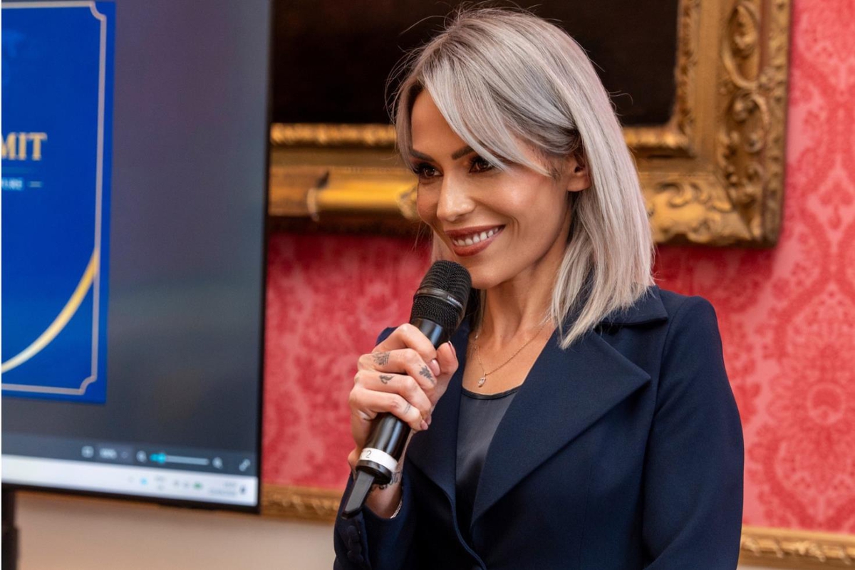 Londra\'daki uluslararası barış gecesine Dil Bilimci Derya Şahin de katıldı