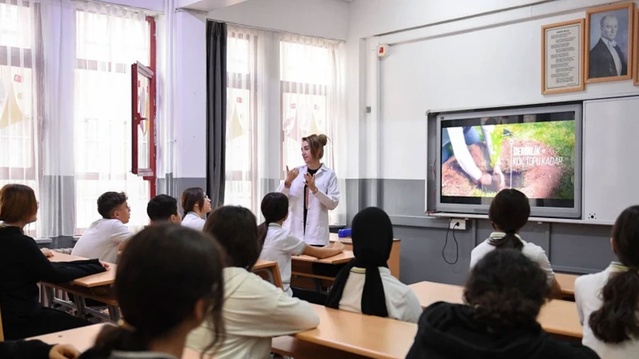 MEB üç yılını dolduran sözleşmeli öğretmenlerin kadroya geçişini 9 Eylül'de başlattı
